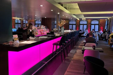 Restaurant-Bistro Cxielo Herford-ProHerford GmbH.JPG Modernes Restaurant-Bistro mit beleuchteter Bar, Backsteinwänden und einladender Ambiente.