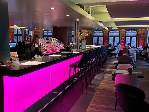 Restaurant-Bistro Cxielo Herford-ProHerford GmbH.JPG Modernes Restaurant-Bistro mit beleuchteter Bar, Backsteinwänden und einladender Ambiente.