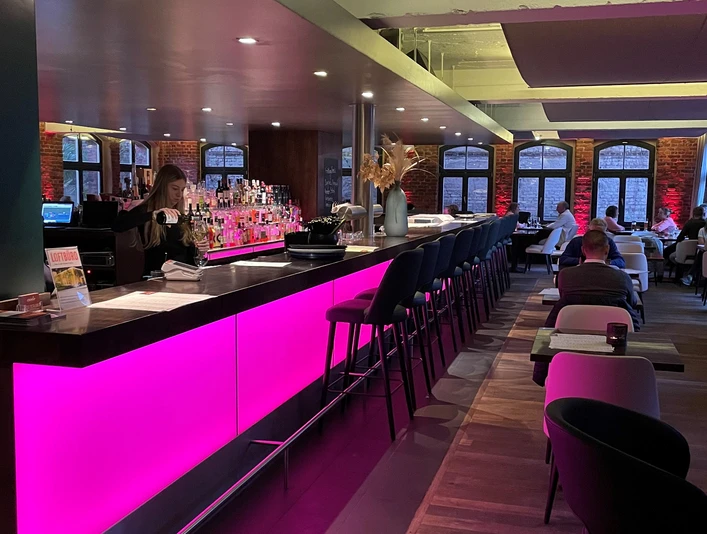 Restaurant-Bistro Cxielo Herford-ProHerford GmbH.JPG Modernes Restaurant-Bistro mit beleuchteter Bar, Backsteinwänden und einladender Ambiente.