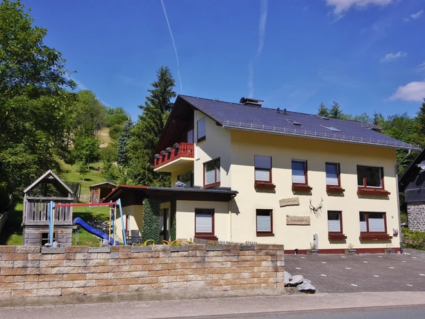 Hausansicht-Upland-Apartments-Willingen (1500x1097).jpg