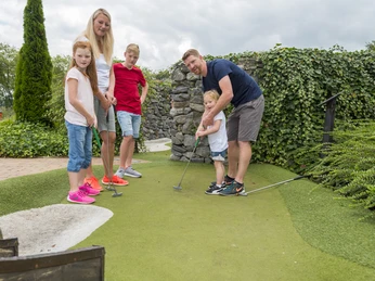 Adventure Golf im Freizeitpark von Schloss Dankern - Familienurlaub im Emsland ©Emsland Tourismus GmbH (5).jpg