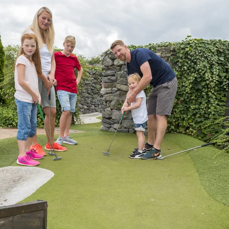 Adventure Golf im Freizeitpark von Schloss Dankern - Familienurlaub im Emsland ©Emsland Tourismus GmbH (5).jpg