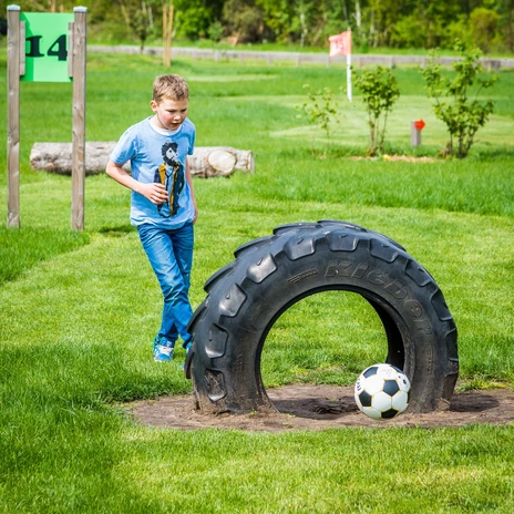 Fussballgolf Emsland - Junge kickt Ball_Hochformat ©Fussballgolf Emsland GbR.jpg