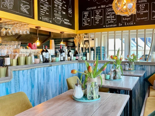 Moin_Innenbereich Restaurant.jpg