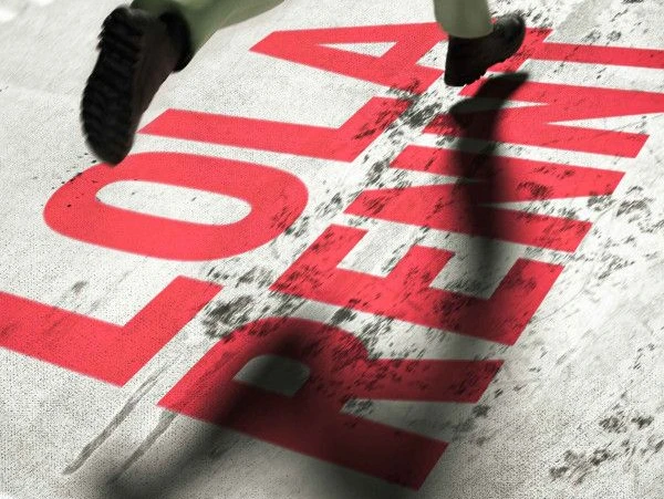 Laufende Beine auf grauem Untergrund mit rotem Schriftzug "LOLA RENNT".