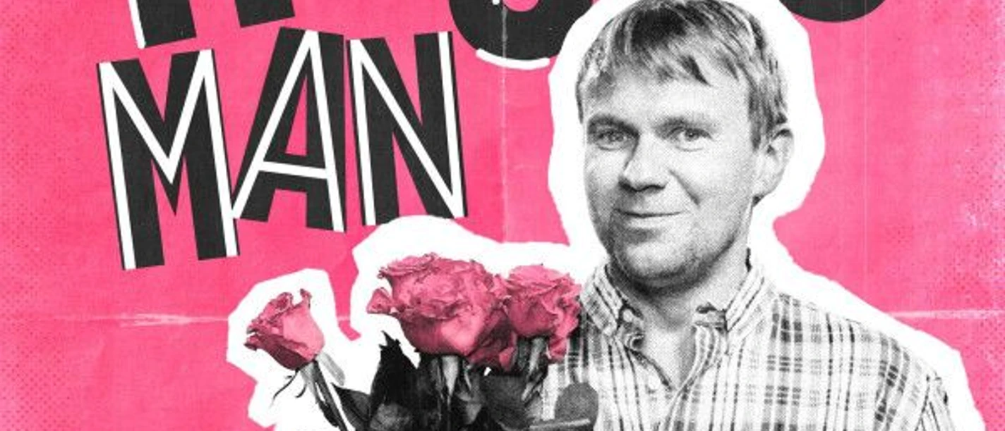 Plakat des Theaterstücks mit dem Titel auf pinkem Hintergrund und einem schwarz-weiß Foto von einem Mann mit Blumenstrauß in der Hand.