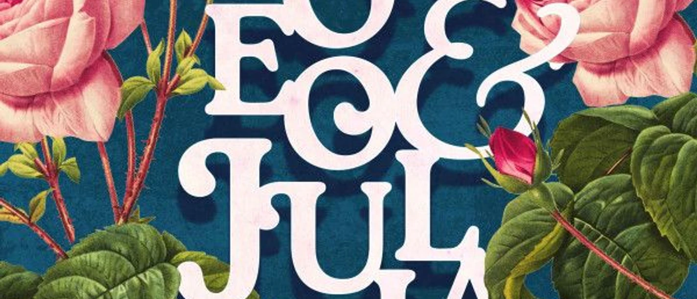 Romeo und Julia (c) DAS DA Theater.jpg Ein Poster von "Romeo und Julia" mit Rosen und großen, weißen Buchstaben auf blauem Grund.