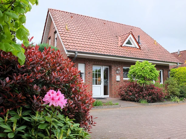 Haus von vorne mit Blumen.jpg