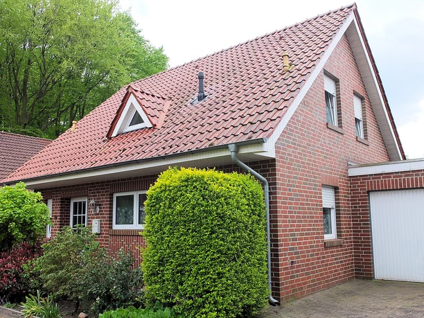 Haus von vorne mit Garage.jpg