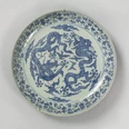 Große Drachenschale Schale aus Porzellan mit blauen Drachenmotiven auf hellem Hintergrund.Porcelain bowl with blue dragon motifs on a light-coloured background.