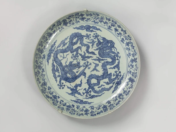 Große Drachenschale Schale aus Porzellan mit blauen Drachenmotiven auf hellem Hintergrund.