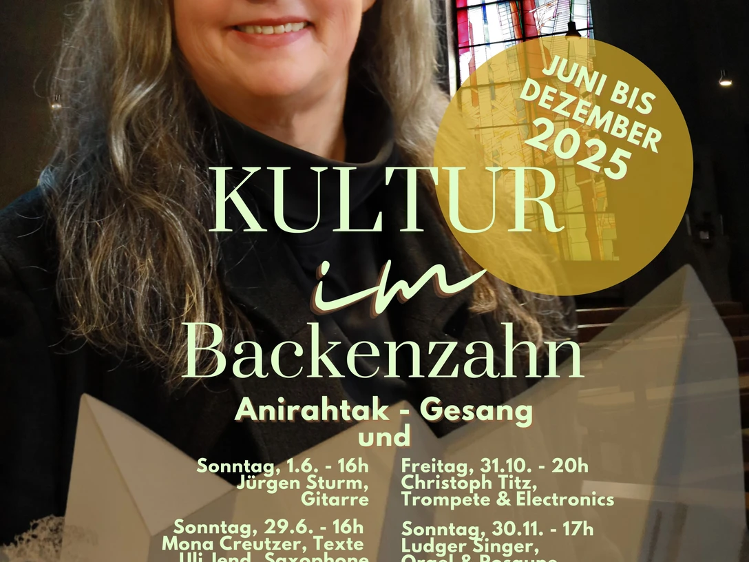 Kultur im Backenzahn (c) Anirahtak.jpg Plakat bewirbt das Kulturprogramm "Kultur im Backenzahn" mit der Sängerin Anirahtak. Die Veranstaltungstermine reichen von Juni bis Dezember 2025, dargestellt vor dem Hintergrund eines Kircheninnenraums.