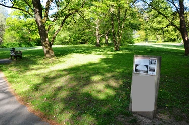 Infostele ehemaliges Eingangstor Siebenrabenschloss