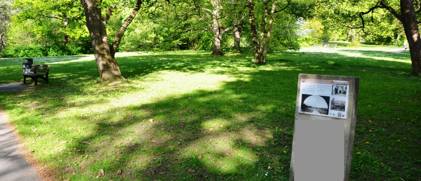 Infostele ehemaliges Eingangstor Siebenrabenschloss