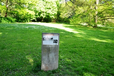 Infostele ehemaliges Siebenrabenschloss