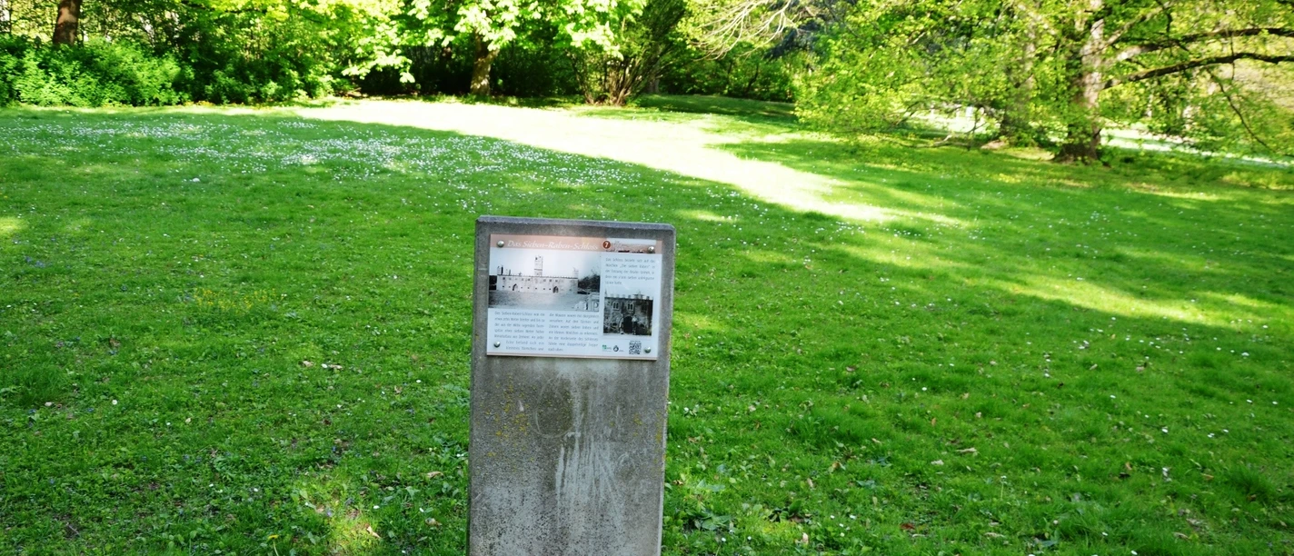 Infostele ehemaliges Siebenrabenschloss