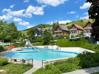 Nichtschwimmerbecken mit Fachwerk im Hintergrund