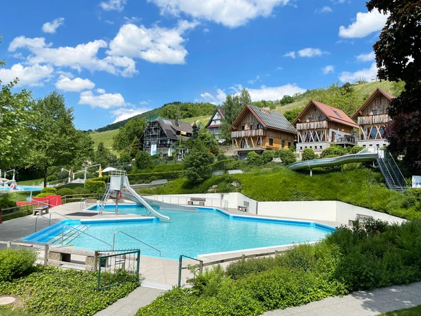 Nichtschwimmerbecken mit Fachwerk im Hintergrund