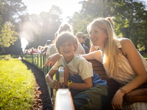 Familienabenteuer in Dresden: Eine Parkeisenbahn-Fahrt durch den Großen Garten