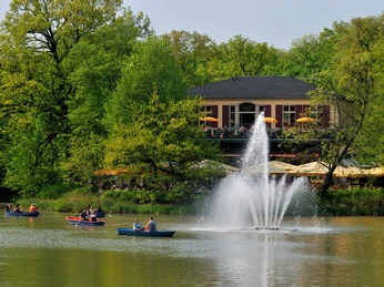 Gondeln auf dem Carolasee mit Carolaschlösschen im Großen Garten Dresden