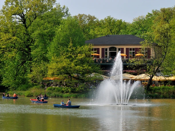 Gondeln auf dem Carolasee mit Carolaschlösschen im Großen Garten Dresden