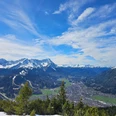 Blick auf Garmisch-Partenkirchen Blick über Garmisch-Partenkirchen vor schneebedeckten Alpen unter blauem Himmel
