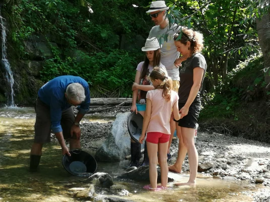 Goldwashen-Enziwigger-Hergiswil bei Willisau_2.JPG Goldwaschen in der Enziwigger