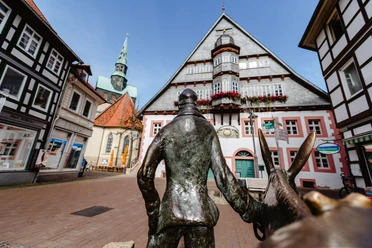 Altes Rathaus mit Eseltreiber und St. Aegidienkirche