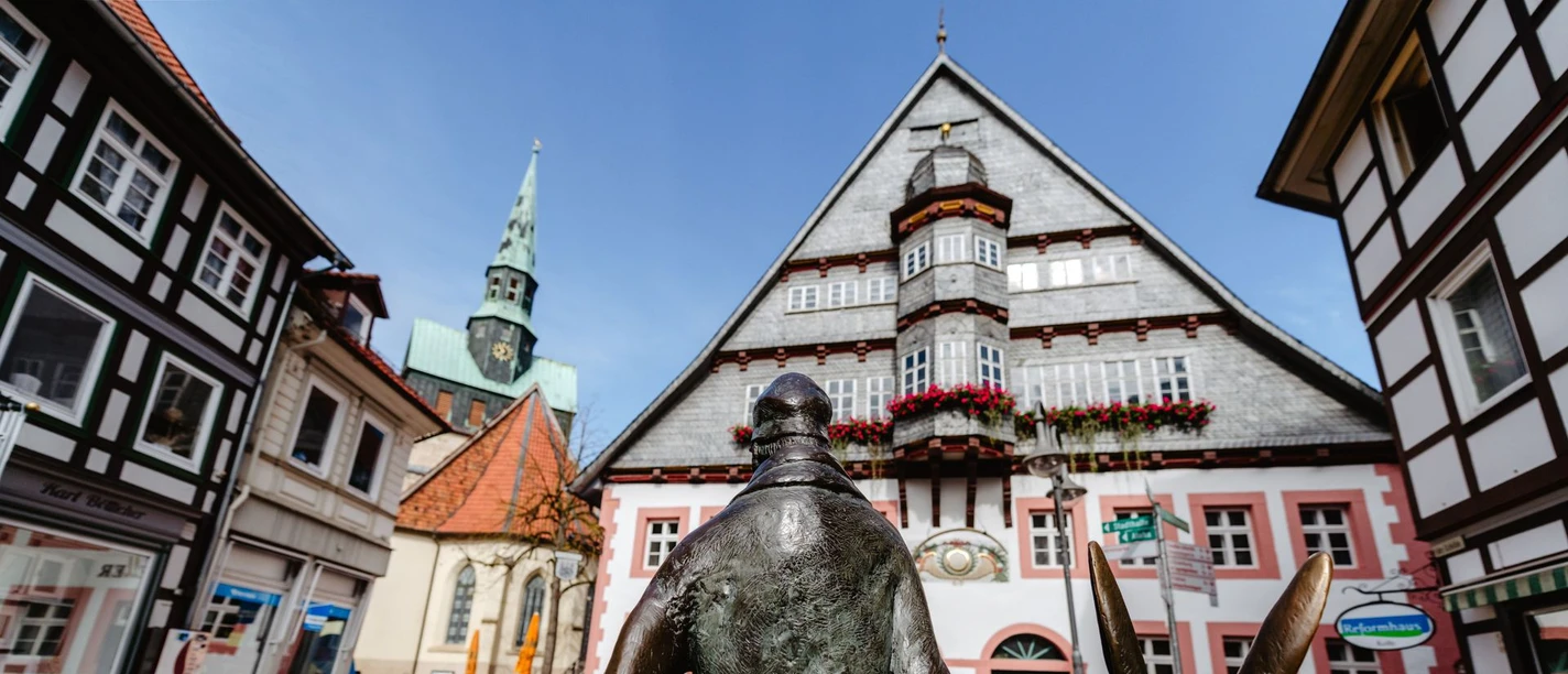 Altes Rathaus mit Eseltreiber und St. Aegidienkirche