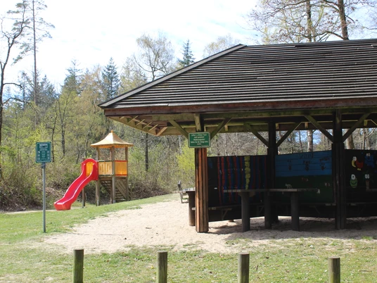 Wingst Waldspielplatz Schutzhütte