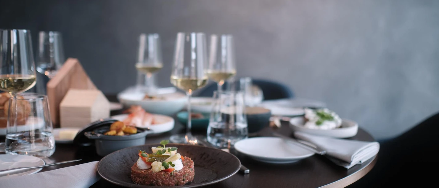 Gedeckter Tisch im Restaurant „Schatzhauser"