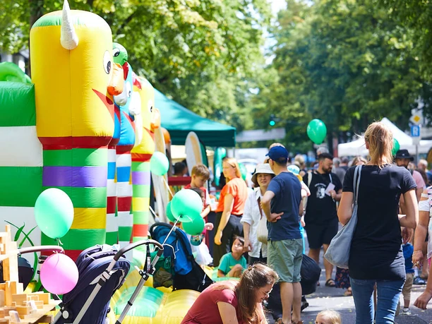 Lindenthaler-Familien-und-Veedelsfest_Krzysztof-Swider _S3-5012.jpg Auf dem Lindenthaler Familien- und Veedelsfest sind bunte Hüpfburgen, fröhliche Kinder und Familien zu sehen. Eine lebhafte und einladende Atmosphäre.