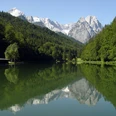 Riessersee ©GaPa Tourismus GmbHshreddhead - stock.adobe.com.jpeg Ruhiger Bergsee mit Wald, Bergpanorama und Spiegelungen sowie einem Bootshaus am Ufer.