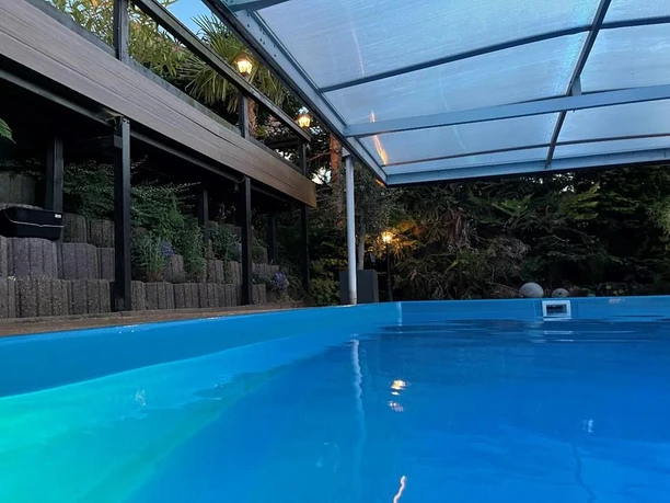 überdachter Pool mit Gegenstromanlage