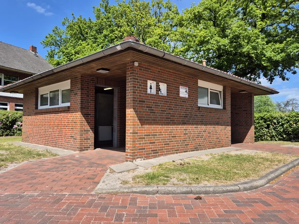 Aussenansicht öffentliche Toilette Marktplatz