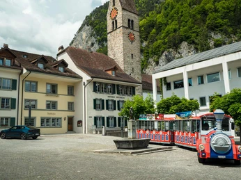 city-train-interlaken-stadtplatz-unterseen-kirche.jpg