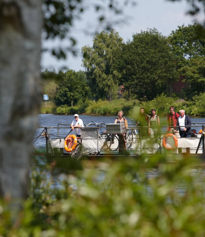 Radfahren im Emsland – Gruppe überquert mit Leher Pünte die Ems ©Emsland Tourismus GmbH (27).jpg