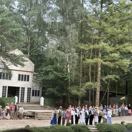 Waldbühne Ahmsen – My Fair Lady 2024 ©Emsland Tourismus GmbH.jpeg Ensemble in historischen Kostümen auf einer Waldbühne umgeben von hohen Bäumen bei einer Theateraufführung