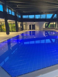 Schwimmbad komprimiert