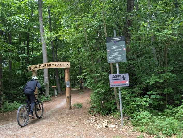 1Blackberry Trails Blackberry Trails am Startpunkt auf der Hube