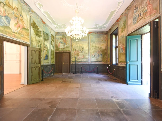 Gut Altenkamp Freskensaal.JPG Historischer Freskensaal mit barocken Wandmalereien, Kronleuchter und hohen Fenstern im Gut Altenkamp