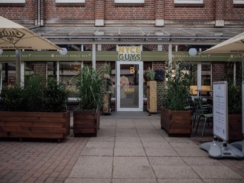 Nyce Guys Außenansicht.jpg