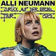 Porträt der Künstlerin Alli Neumann vor neongelbem Hintergrund, "Zurück auf der Erde Tour 2025".
