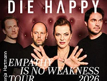 Eine Musikband posiert vor einer rot gepolsterten Wand. Der Tourtitel ist "Empathy is No Weakness 2026".