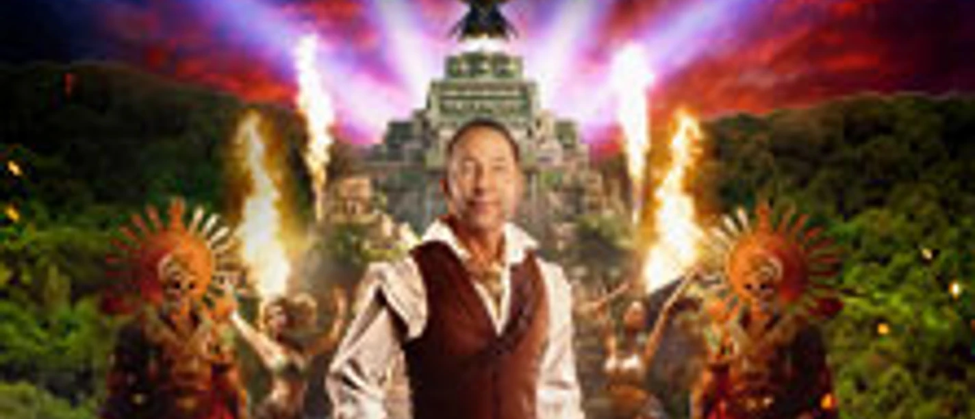 DJ Bobo im Mittelpunkt doppelter indigener Figuren in fantasievollem Dschungelsetting umgeben.