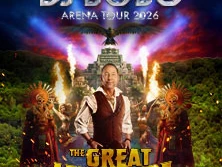 DJ Bobo im Mittelpunkt doppelter indigener Figuren in fantasievollem Dschungelsetting umgeben.