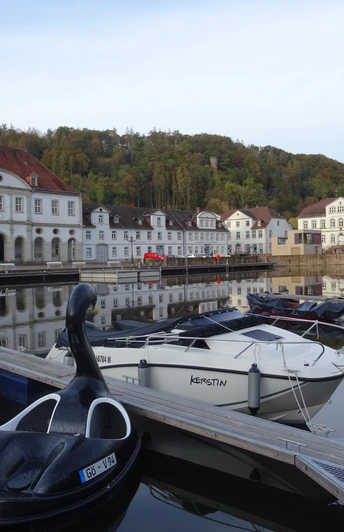 Bad Karlshafen: Hafenansicht mit Rathaus und Schleuse