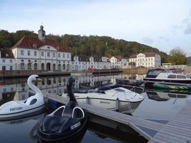 Bad Karlshafen: Hafenansicht mit Rathaus und Schleuse