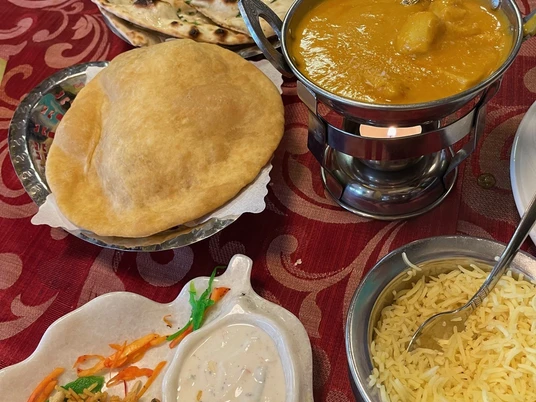 indische Speisen.jpg Gedeckter Tisch mit indischen Speisen