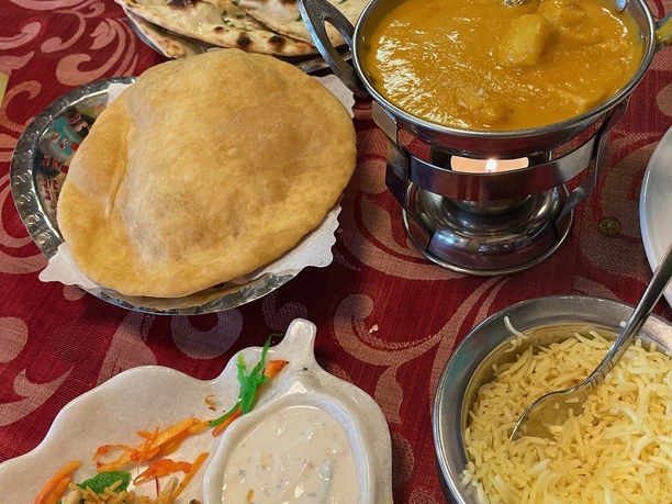 indische Speisen.jpg Gedeckter Tisch mit indischen Speisen